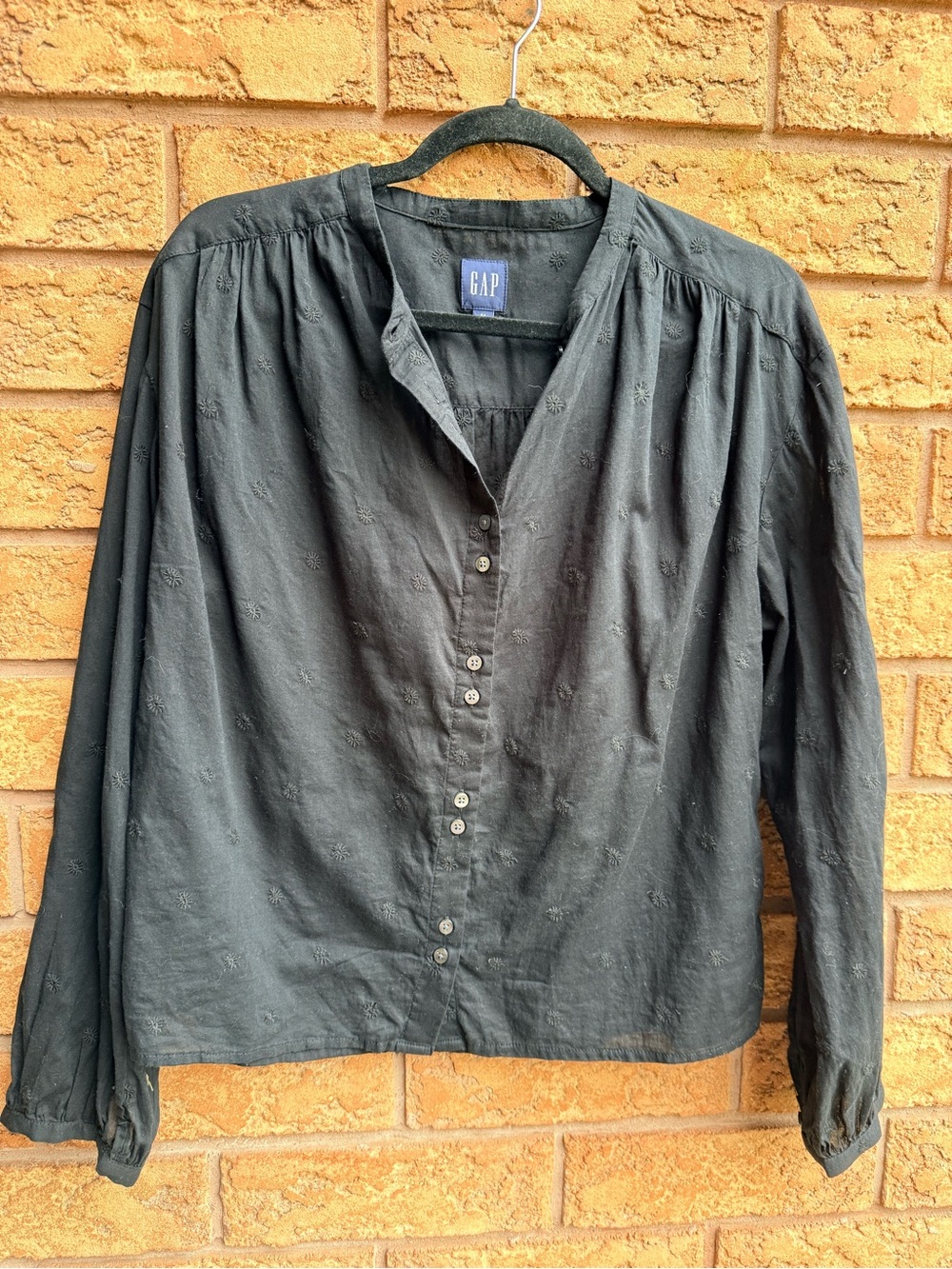 💫4/$25 • Gap Embroidered Floral Detail Button Down Blouse